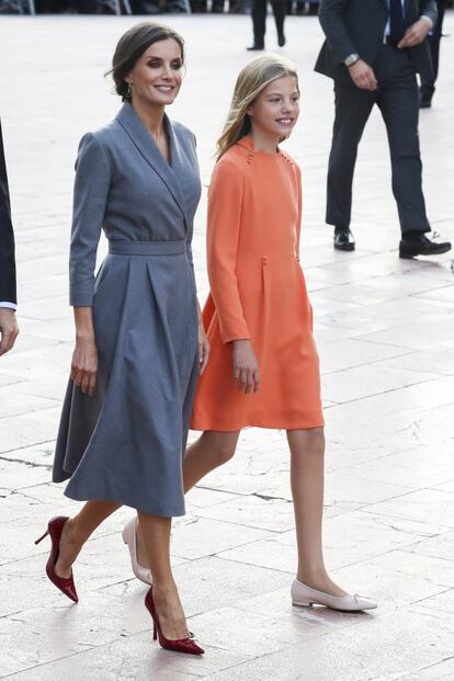 La Reina camina junto a su hija Sofía.