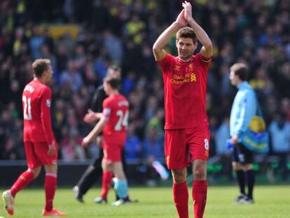 Gerrard aplaude a los aficionados del Liverpool desplazados al campo del Norwich.