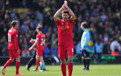 Gerrard aplaude a los aficionados del Liverpool desplazados al campo del Norwich.