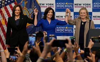 La vicepresidenta de EE UU, Kamala Harris, y Hillary Clinton flanquean a Kathy Hochul, candidata a gobernar Nueva York, este jueves en un mitin en Manhattan.
