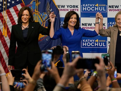 La vicepresidenta de EE UU, Kamala Harris, y Hillary Clinton flanquean a Kathy Hochul, candidata a gobernar Nueva York, este jueves en un mitin en Manhattan.