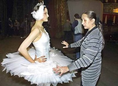 Natalia Bessmértnova (a la derecha) da instrucciones a una bailarina del Bolshói en Moscú, en 2001.