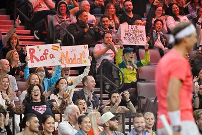 Seguidores de Rafa Nadal muestras carteles en apoyo al mallorquín. 