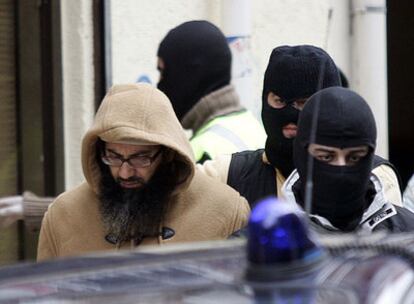 Abdelkader Ayachine, acusado de captar islamistas por Internet, al ser detenido en Burgos en 2007.