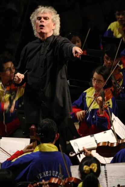 Rattle al frente de la orquesta infantil de Venezuela, en 2010.