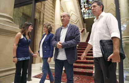 Martin Garitano, segundo a la derecha, junto a dos de los detenidos de Herrira.