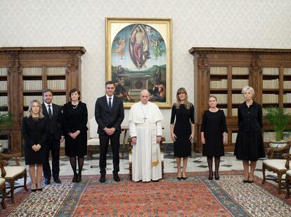 El Papa y Sánchez han hablado del nuevo Pacto de Inmigración y Asilo en el que trabaja la Unión Europea que, según el comunicado emitido por La Moncloa tras la reunión, “debe contemplarse desde la solidaridad y la responsabilidad, pero especialmente desde la humanidad". En la imagen, foto de familia tras reunión con el Pontífice.