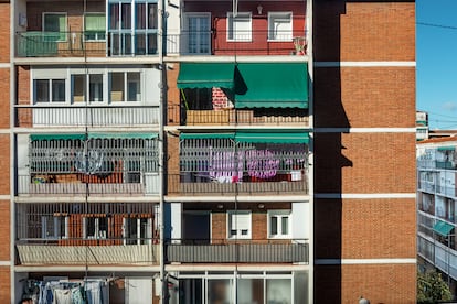 Cerramientos parciales o totales, tendederos o incluso verjas, un crisol de preferencias vecinales en una única fachada.