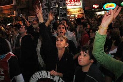 Los manifestantes increpan al ex dictador Videla ante su domicilio en el barrio de Belgrano.