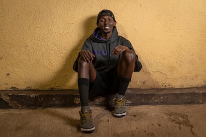 El coreógrafo ruandés Tity Burava, de 29 años, posa en una calle de Kigali, en junio de 2023.