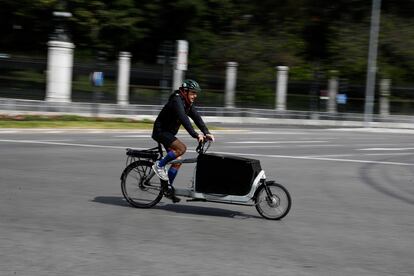Un ciclista, en Madrid, circula en una bici con capacidad para transportar mercancías, en mayo del año pasado.