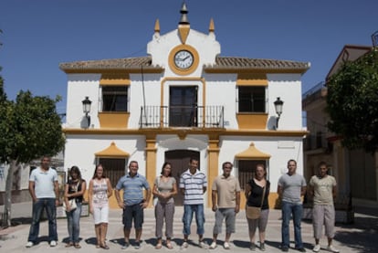 Diez de los vecinos de Puerto Serrano (Cádiz) que salieron para trabajar en la vendimia francesa.