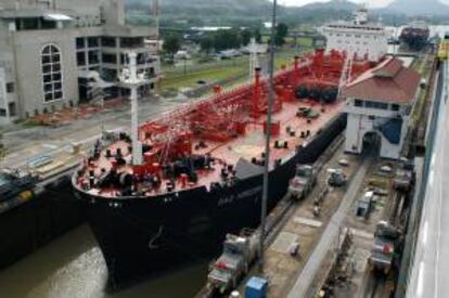 El Canal de Panamá inició sus operaciones el 15 de agosto de 1914 y este jueves cumplirá su 99 aniversario, fecha en que la que se iniciará la cuenta atrás hacia el centenario de la vía acuática. EFE/Archivo