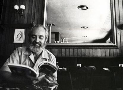 El poeta Ángel González (Oviedo, 1925-Madrid, 2008), fotografiado en agosto de 1980.