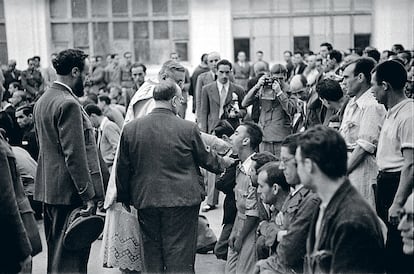 No hay duda de qué causa abrazó la Iglesia, que alentó la violencia contra los republicanos, a los que responsabilizaba del clima de anticlericalismo que había arraigado entre parte de la población. Un sacerdote da la comunión a presos republicanos en la cárcel Modelo de Madrid en 1940 (Fotografía de Juan Guzmán).