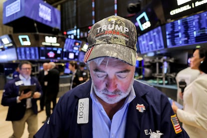 Un 'broker'en la Bolsa de Nueva York con una gorra en apoyo a Donald Trump.