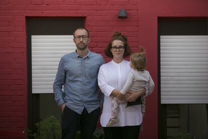 <b>Simon, Elisa y su hija.</B> Este vallecano francés, trabajador de una "gran entidad financiera" y esta diseñadora de moda, nacida en Vallecas, decidieron formar su hogar en Puente de Vallecas. Tras pasar seis años en Londres, apostaron por este distrito porque es donde encontraron “una preciosa casa para reformar” y porque el barrio tiene todo lo que buscan: “Identidad, historia, relativa cercanía al centro sin gentrificación, diversidad, pequeño comercio y supervivencia de un urbanismo obrero anterior a la época del ladrillo”. Pero su apego por Vallecas no les ciega ante las deficiencias. Ellos no romantizan: “Falta un esfuerzo coordinado de inversión pública y privada que entienda el potencial humano de este barrio”, pero sin el objetivo oculto de “gentrificarlo”. No quieren especulaciones, sino que se trabaje “para que la gente quiera vivir aquí”. “¿Es una prioridad destinar 6,5 millones de euros a trasladar y ampliar la Junta Municipal de Vallecas? ¿No existen otras necesidades?”, se preguntan, en alusión a la saturación de los centros de atención primaria.