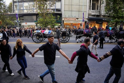 Grupos de personas tomados de la mano han acompañado el recorrido de camino al Palacio Legislativo de Uruguay.