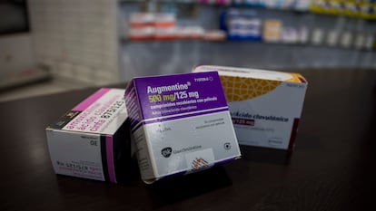 Medicamentos que contienen amoxicilina y ácido clavulánico en una farmacia de Santiago de Compostela.