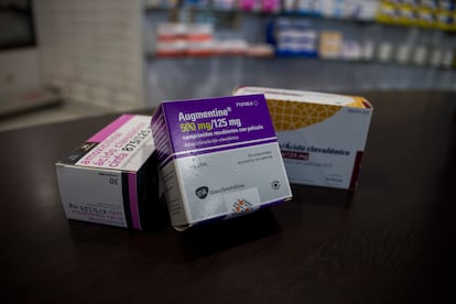 Medicamentos que contienen amoxicilina y cido clavulnico en una farmacia de Santiago de Compostela.