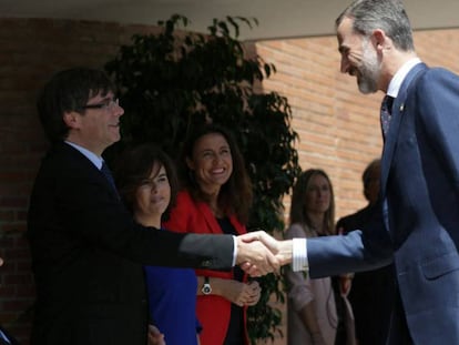 Carles Puigdemont saluda Felip VI al CAR de Sant Cugat del Vallès el juliol del 2017.