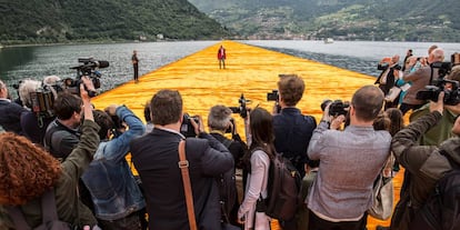 Christo Vladimirov sobre los muelles flotantes el día de la intervención en el Lago Iseo, Italia.