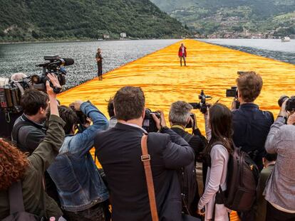 Christo Vladimirov sobre los muelles flotantes el día de la intervención en el Lago Iseo, Italia.