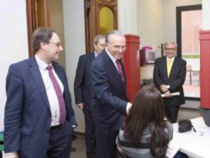 El presidente de La Caixa, Isidro Fain&eacute;, saluda a una de las mujeres acogidas en la Casa de Receso de la Congregaci&oacute;n de Nuestra Se&ntilde;ora de la Esperanza