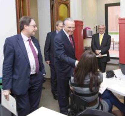 El presidente de La Caixa, Isidro Fainé, saluda a una de las mujeres acogidas en la Casa de Receso de la Congregación de Nuestra Señora de la Esperanza