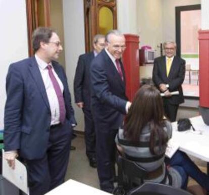 El presidente de La Caixa, Isidro Fain&eacute;, saluda a una de las mujeres acogidas en la Casa de Receso de la Congregaci&oacute;n de Nuestra Se&ntilde;ora de la Esperanza