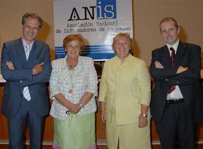El presidente de ANIS, José Manuel Huesa, con los premiados Carmen Pino, Marisol Berbés y Albert Jovell.