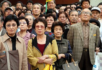 Un grupo de seguidores escuchaba ayer, en Tokio, el mitin de cierre de campaña del líder del Partido Democrático de Japón, Naoto Kan.