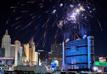 Fuegos artificiales antes de la demolición del hotel Tropicana de Las Vegas el 9 de octubre.