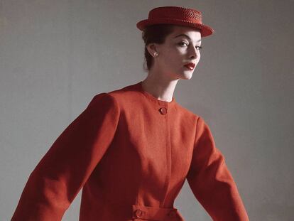 Traje rojo en lino, con sombrero y guantes de Balenciaga, fotografiado para Vogue Estados Unidos en 1952 por Horst P. Horst.