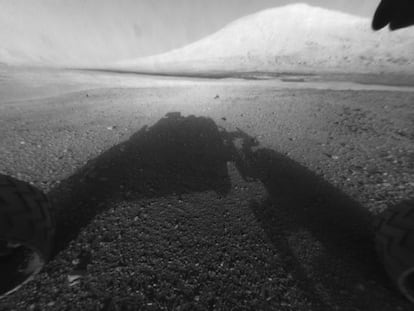 En una de las primeras fotografías enviadas por el ‘Curiosity’ se distingue al fondo el monte Sharp que está en cráter Gale.