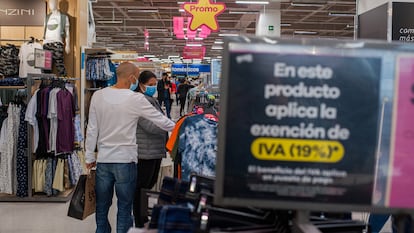 Un anuncio de productos con exención de IVA en una tienda en Bogotá (Colombia).