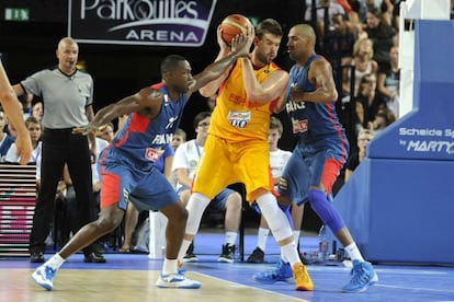 Marc protege el bal&oacute;n ante dos rivales.