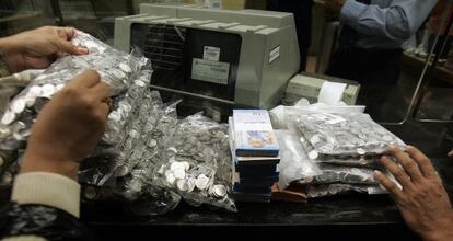 Foto de archivo. Banqueros cuentan los bolívares.
