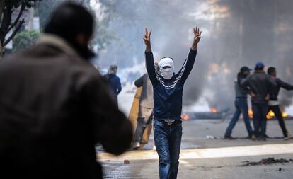 Uma jornada que devia ser de celebrações no Egito pelo terceiro aniversário do início da revolução popular que depôs Hosni Mubarak se converteu em um novo banho de sangue.