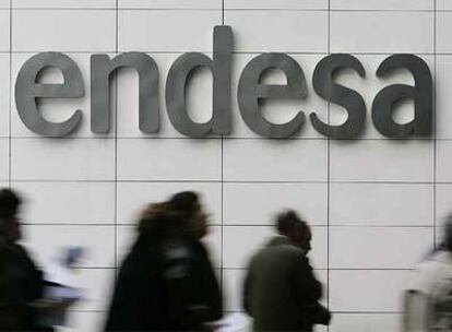 Accionistas de Endesa llegan a la sede de la eléctrica, en Madrid, en febrero del año pasado.