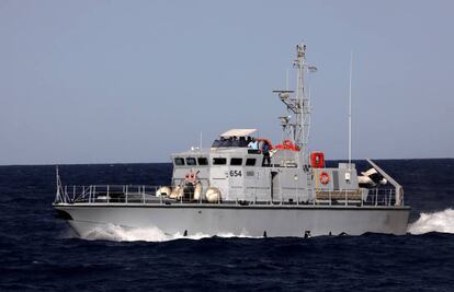 Una patrullera de la guardia costera libia en el Mediterráneo.