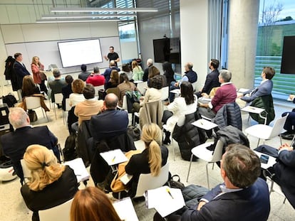 En el fondo a la izquierda, José Medina José Medina, Chief Technology Officer (CTO) de la Región Sur del Grupo Karnov para Francia, España y Portugal; a su derecha, Cristina Retana, directora de Contenidos e Innovación de Aranzadi LA LEY y Patrona de su Fundación; y a la derecha de la pizarra, David Hurtado Torán, Innovation Lead at Microsoft