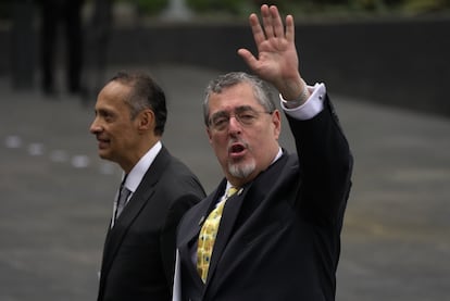 Bernardo Arévalo, presidente de Guatemala, en el exterior de la Cámara de Diputados.