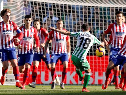 Guardado lanza a la portería del Atlético.