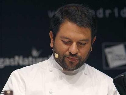 El cocinero mexicano Enrique Olvera presentó en Madrid Fusión sus credenciales como chef. Su restaurante Pujol es, desde el año 2000, un escaparate de las creaciones culinarias más avanzadas de su ciudad, México D. F. Las raíces de la gastronomía azteca adquieren en sus platos un perfil del siglo XXI.