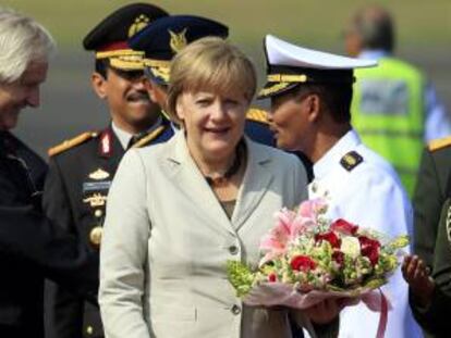 La canciller alemana, Angela Merkel, llega hoy al aeropuerto Halim Perdana Kusuma en Yakarta (Indonesia). Merkel busca estrechar lazos comerciales con este país, la mayor economía del este asiático.