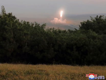Kim Jong-un, durante el lanzamiento de un misil norcoreano, en una imagen facilitada por su Gobierno.