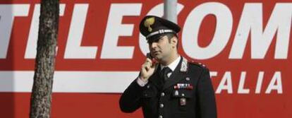 Un agente de policía, a las puertas de la sede de Telecom Italia en la ciudad de Rozzano durante la junta de accionistas del 16 de abril.