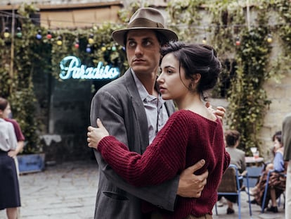 Luca Marinelli y Denise Sardisco, en 'Martin Eden'.