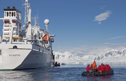 El buque de investigación ‘Akademik Sergey Vavilov’ convertido en crucero turístico en el Ártico.